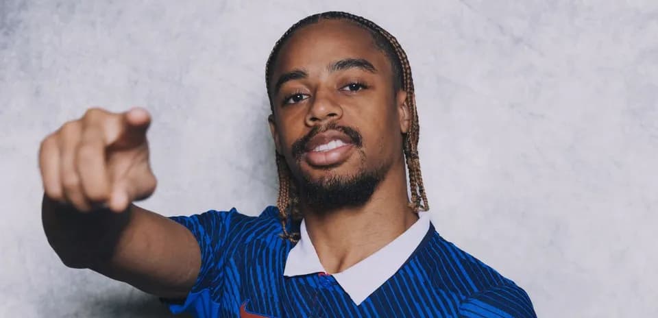 Jugador señalando con la mano en camiseta azul Jugador señalando con la mano en camiseta azul