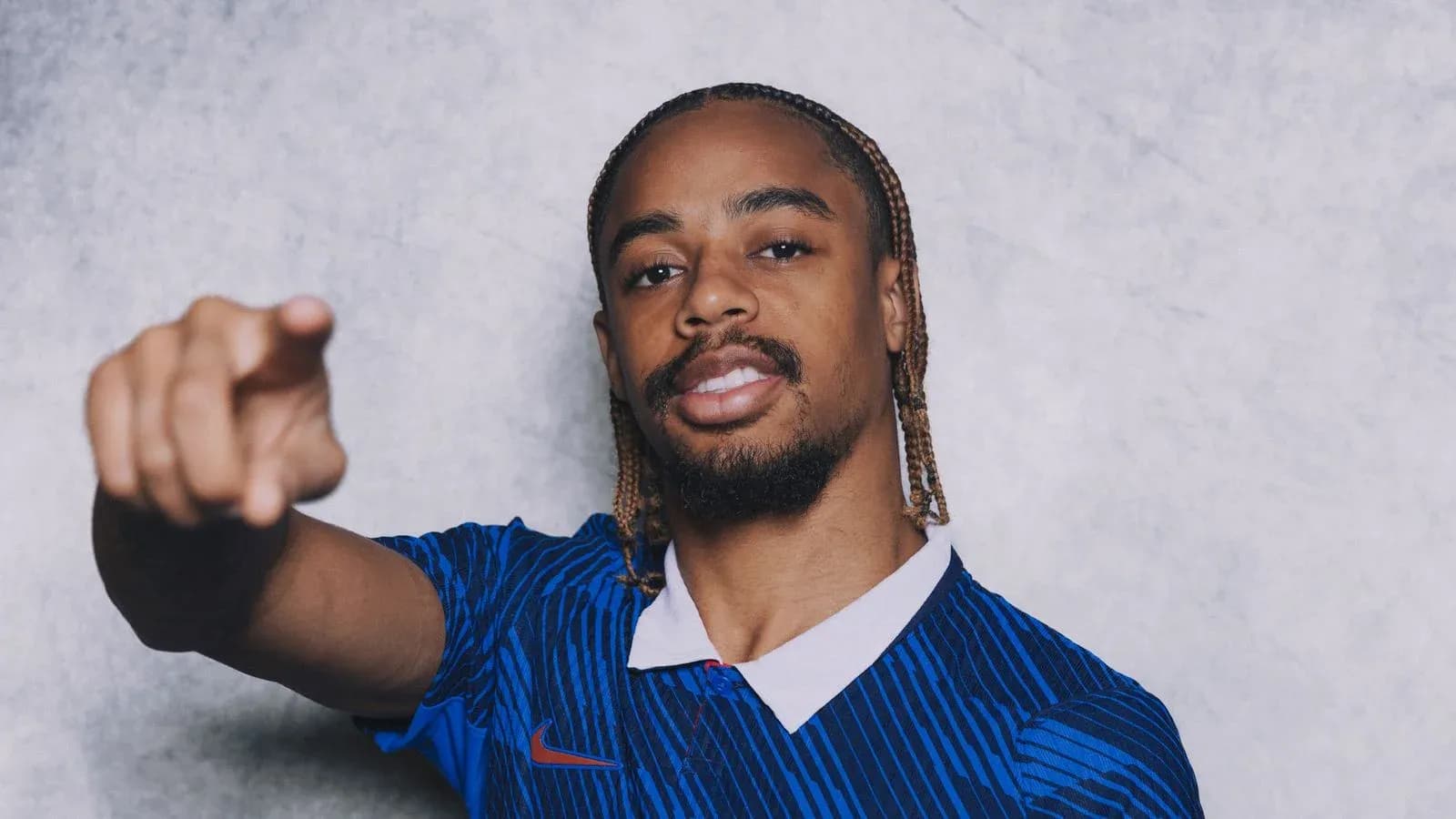 Jugador señalando con la mano en camiseta azul Jugador señalando con la mano en camiseta azul