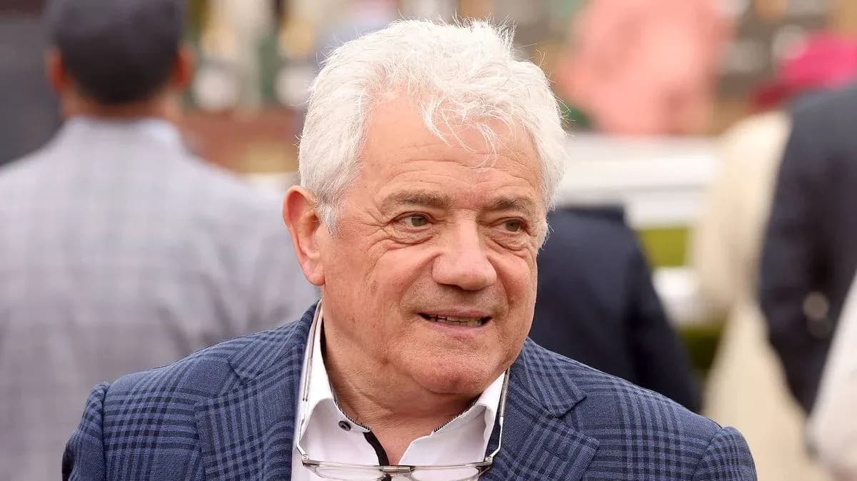 Hombre con cabello canoso en evento de carreras Hombre con cabello canoso en evento de carreras