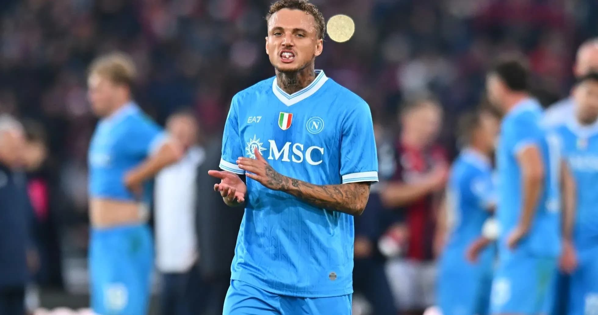 Jugador de Napoli aplaudiendo tras el partido Jugador de Napoli aplaudiendo tras el partido