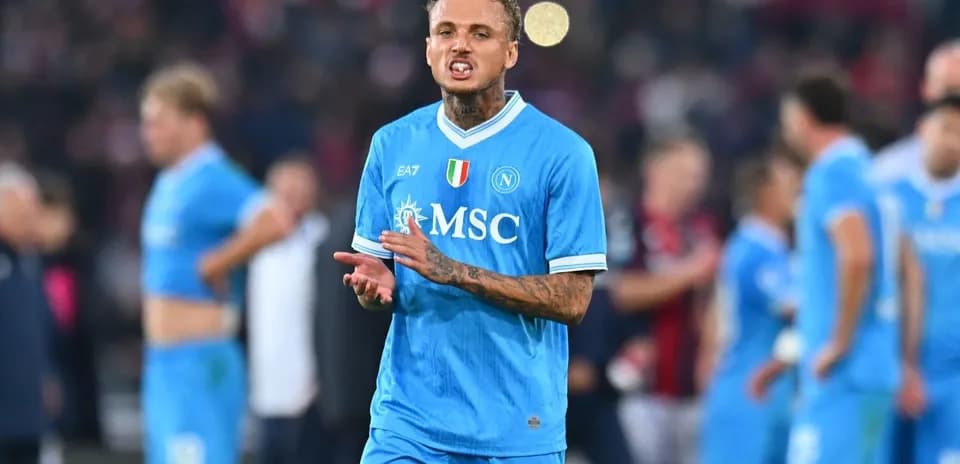 Jugador de Napoli aplaudiendo tras el partido Jugador de Napoli aplaudiendo tras el partido