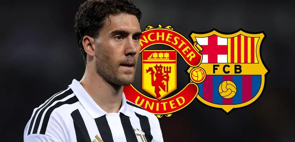 Jugador de Juventus con escudos de Manchester United y Barcelona Jugador de Juventus con escudos de Manchester United y Barcelona
