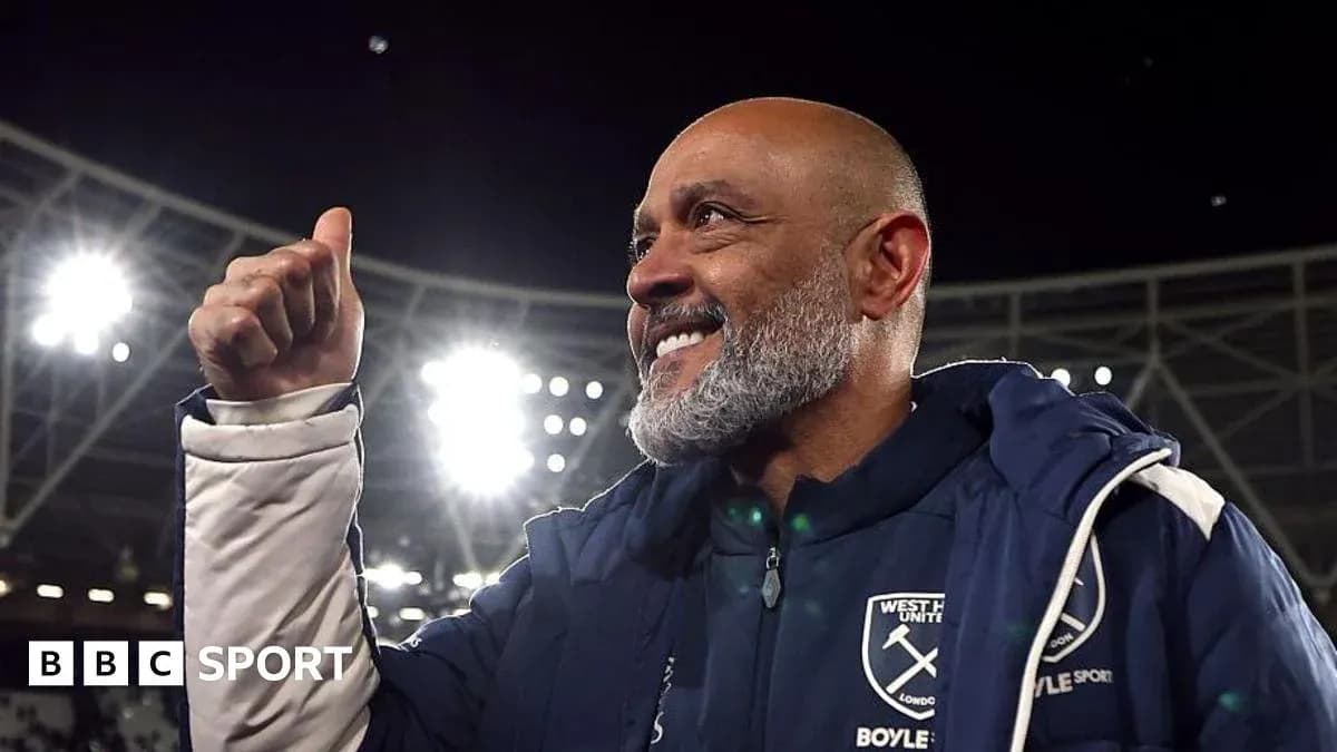 Entrenador de West Ham United celebrando en el estadio Entrenador de West Ham United celebrando en el estadio