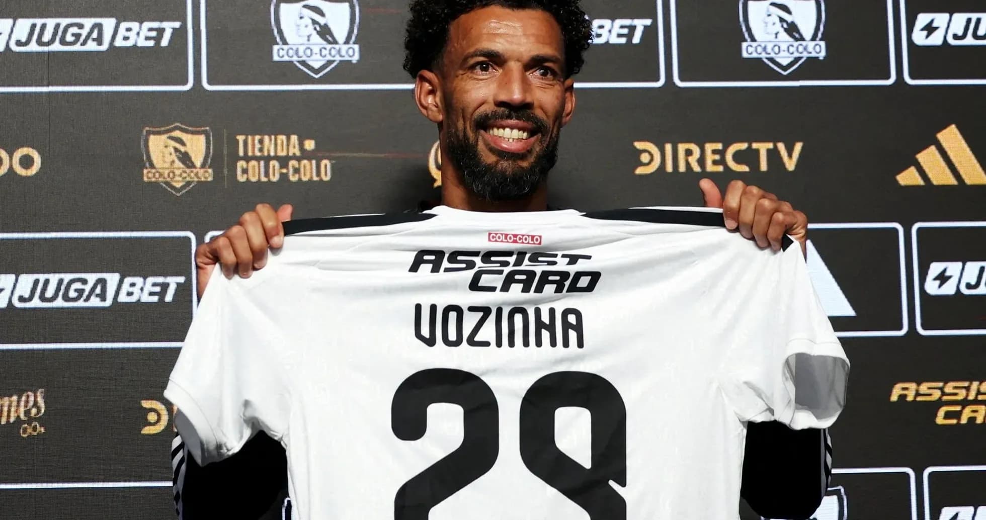 Jugador mostrando camiseta de Colo-Colo en presentación Jugador mostrando camiseta de Colo-Colo en presentación