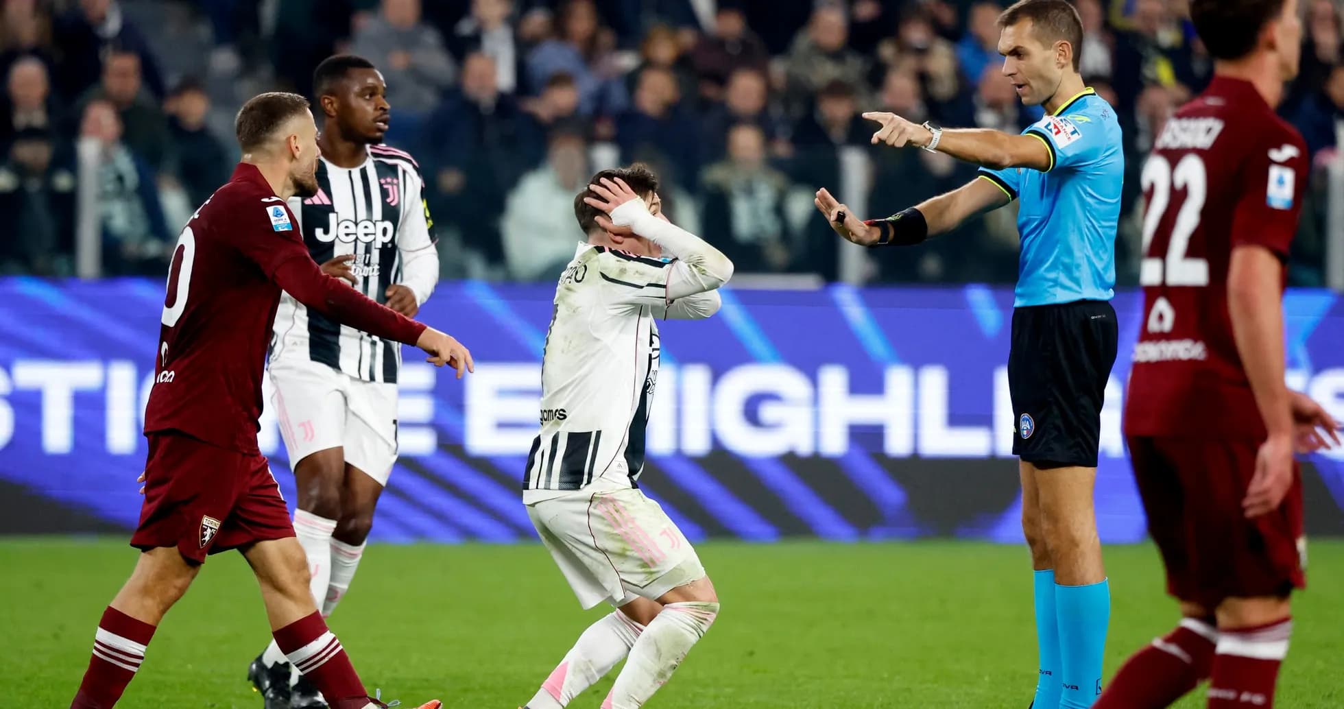 Jugadores de Torino y Juventus en acción Jugadores de Torino y Juventus en acción