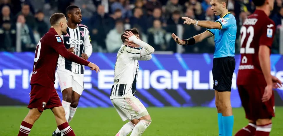 Jugadores de Torino y Juventus en acción Jugadores de Torino y Juventus en acción