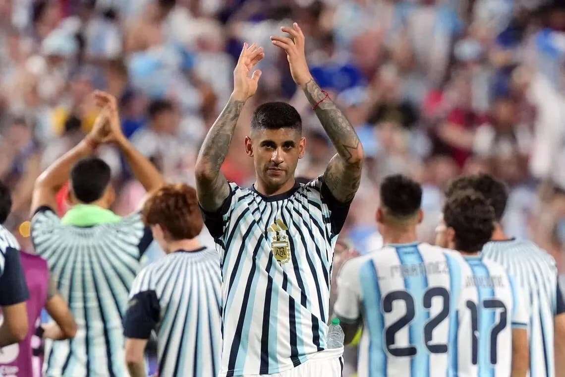Jugador aplaudiendo en el campo con compañeros Jugador aplaudiendo en el campo con compañeros