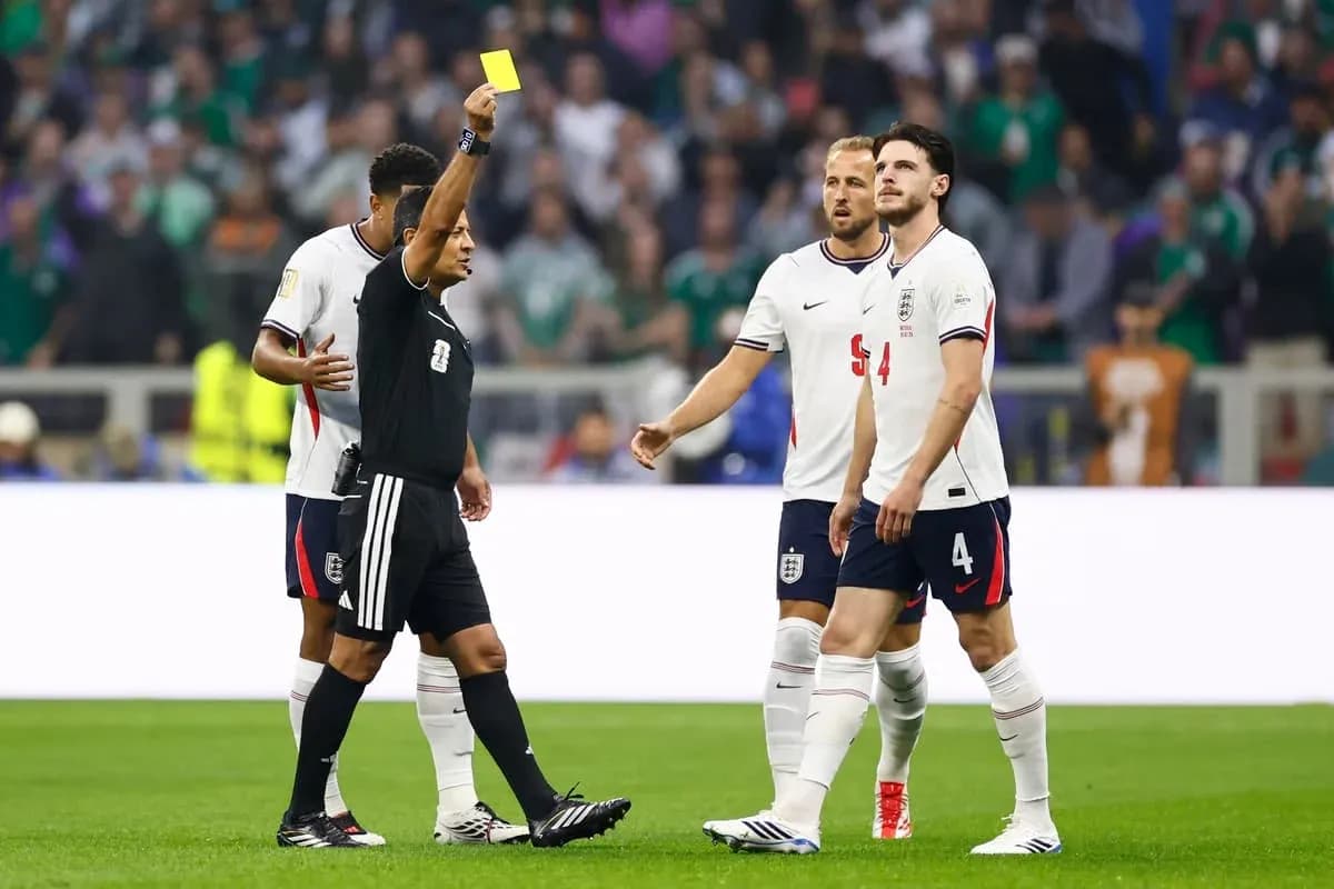 Árbitro mostrando tarjeta amarilla a un jugador Árbitro mostrando tarjeta amarilla a un jugador