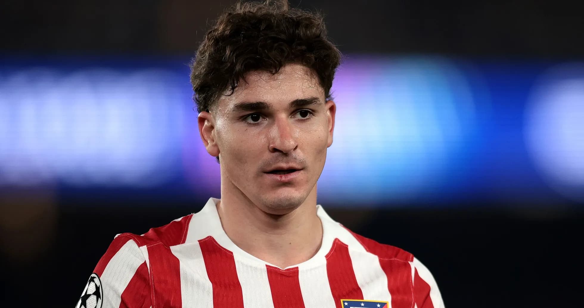 Jugador de Atlético de Madrid en uniforme de juego Jugador de Atlético de Madrid en uniforme de juego
