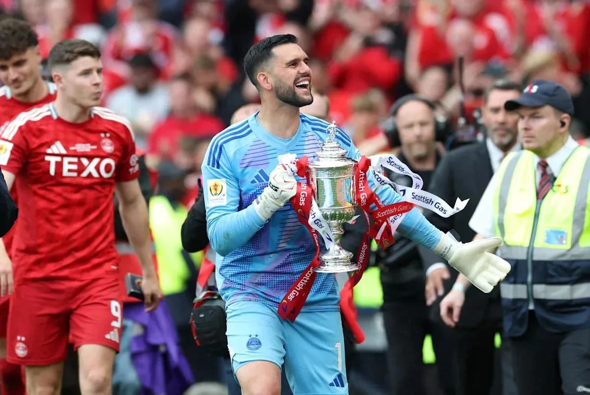 Portero sosteniendo el trofeo de la copa escocesa Portero sosteniendo el trofeo de la copa escocesa