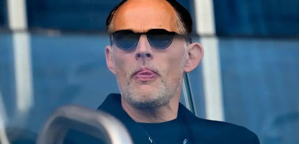 Hombre con gafas de sol observando desde un palco Hombre con gafas de sol observando desde un palco