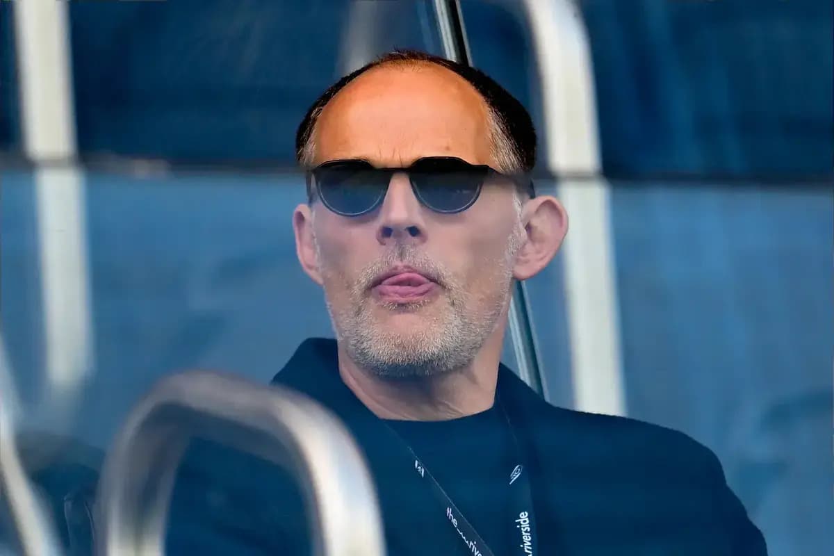 Hombre con gafas de sol observando desde un palco Hombre con gafas de sol observando desde un palco