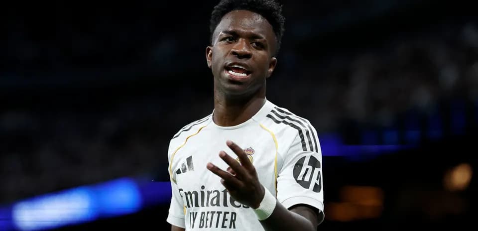 Jugador de Real Madrid gesticulando durante el partido Jugador de Real Madrid gesticulando durante el partido