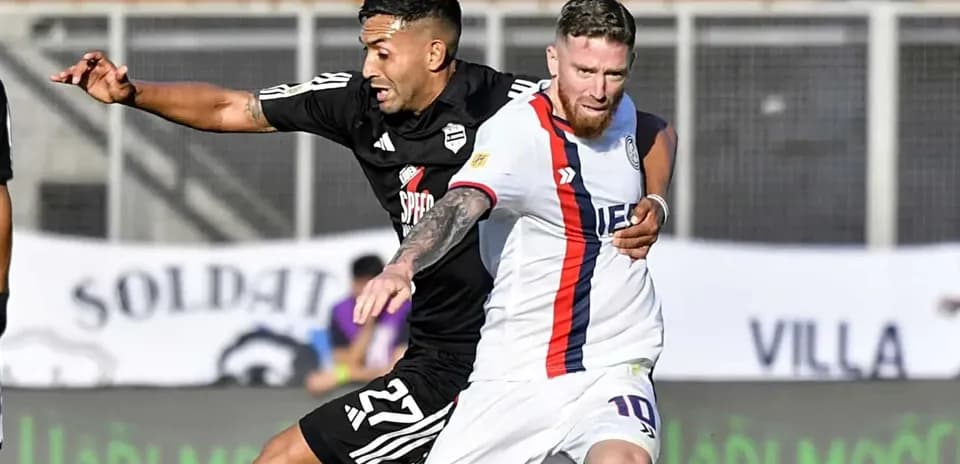 Jugadores de San Lorenzo y Deportivo Riestra en acción Jugadores de San Lorenzo y Deportivo Riestra en acción