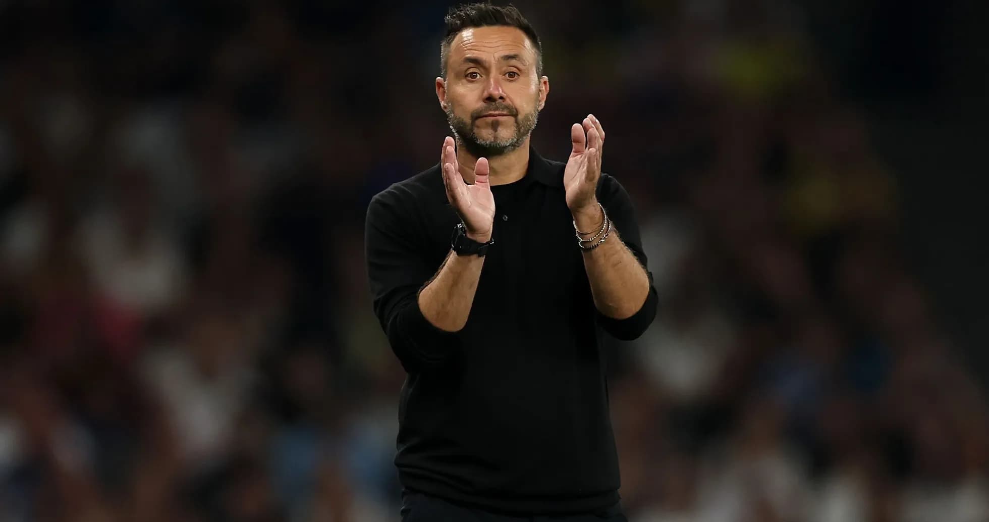 Entrenador aplaudiendo durante un partido de fútbol Entrenador aplaudiendo durante un partido de fútbol