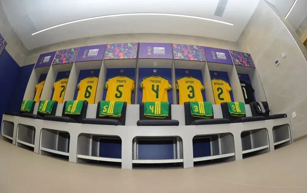 Camisetas y sillas en vestuario de equipo de fútbol Camisetas y sillas en vestuario de equipo de fútbol