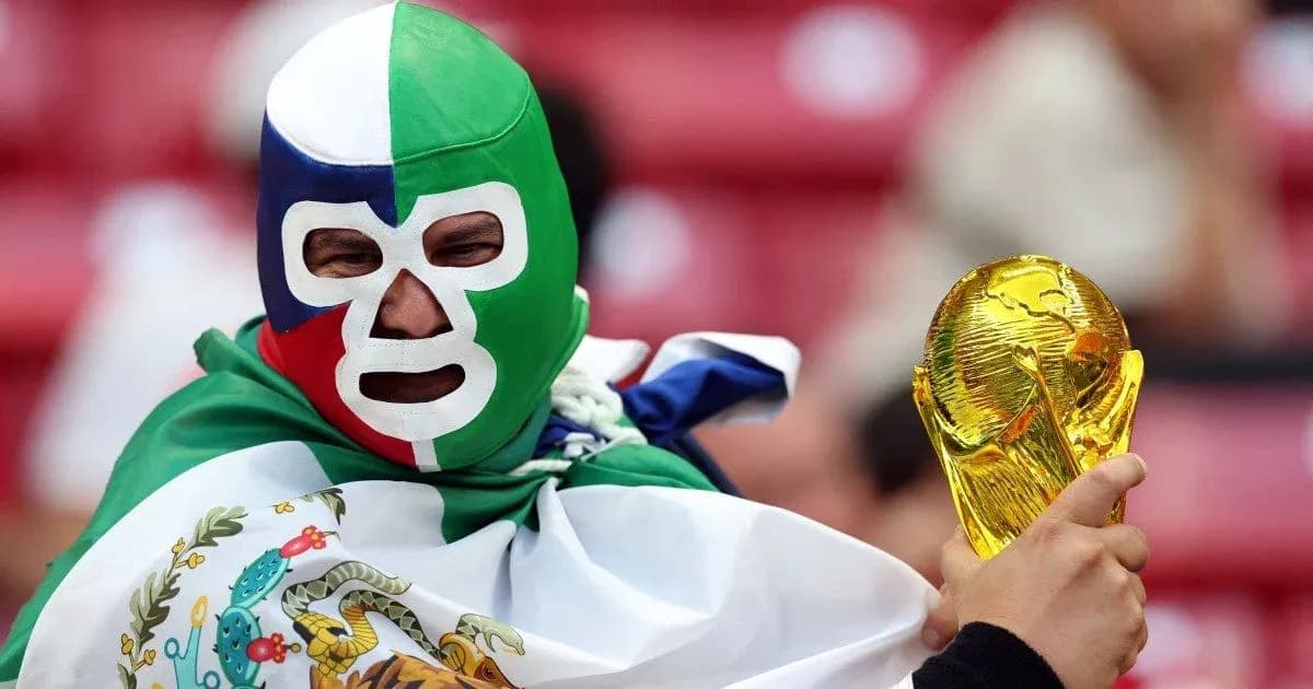 Afanático con máscara sosteniendo trofeo de la Copa Mundial Afanático con máscara sosteniendo trofeo de la Copa Mundial
