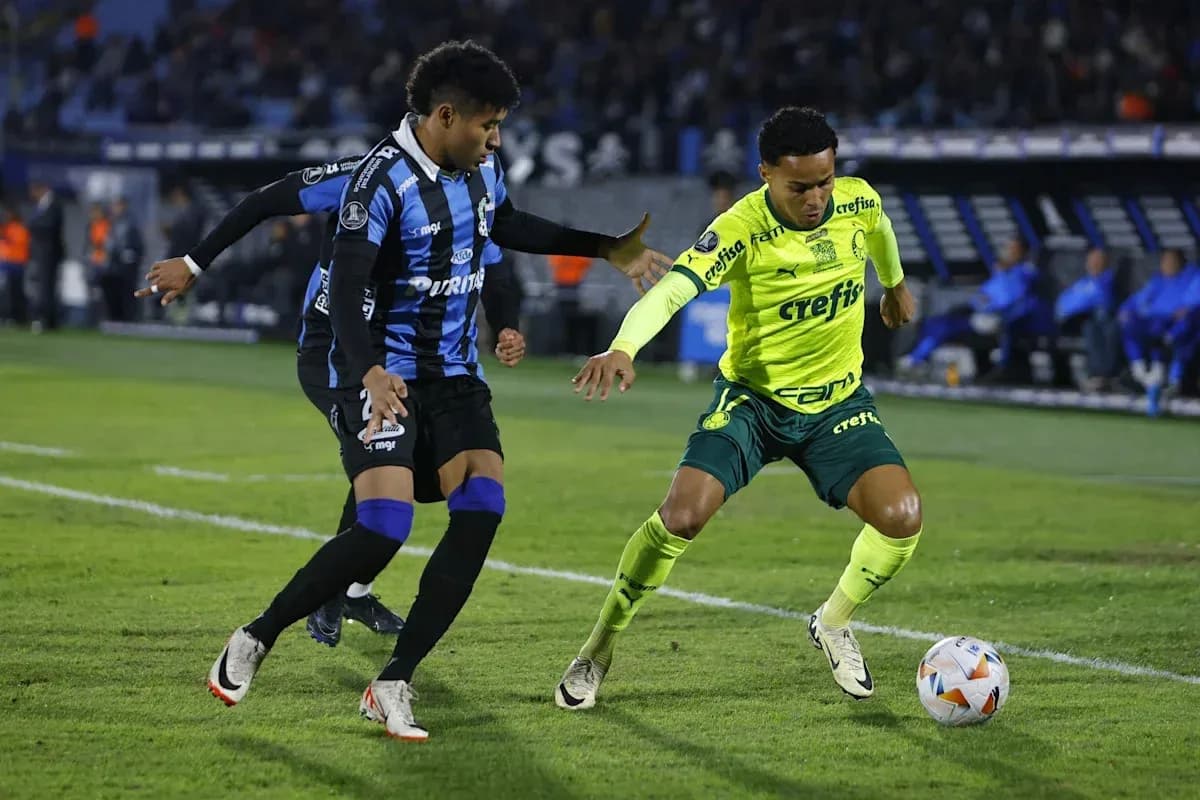 Dos jugadores luchando por el balón en el campo Dos jugadores luchando por el balón en el campo