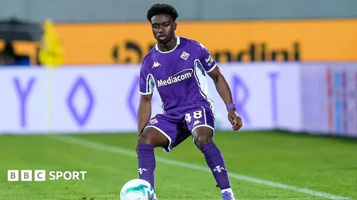 Jugador de Fiorentina en acción durante un partido Jugador de Fiorentina en acción durante un partido