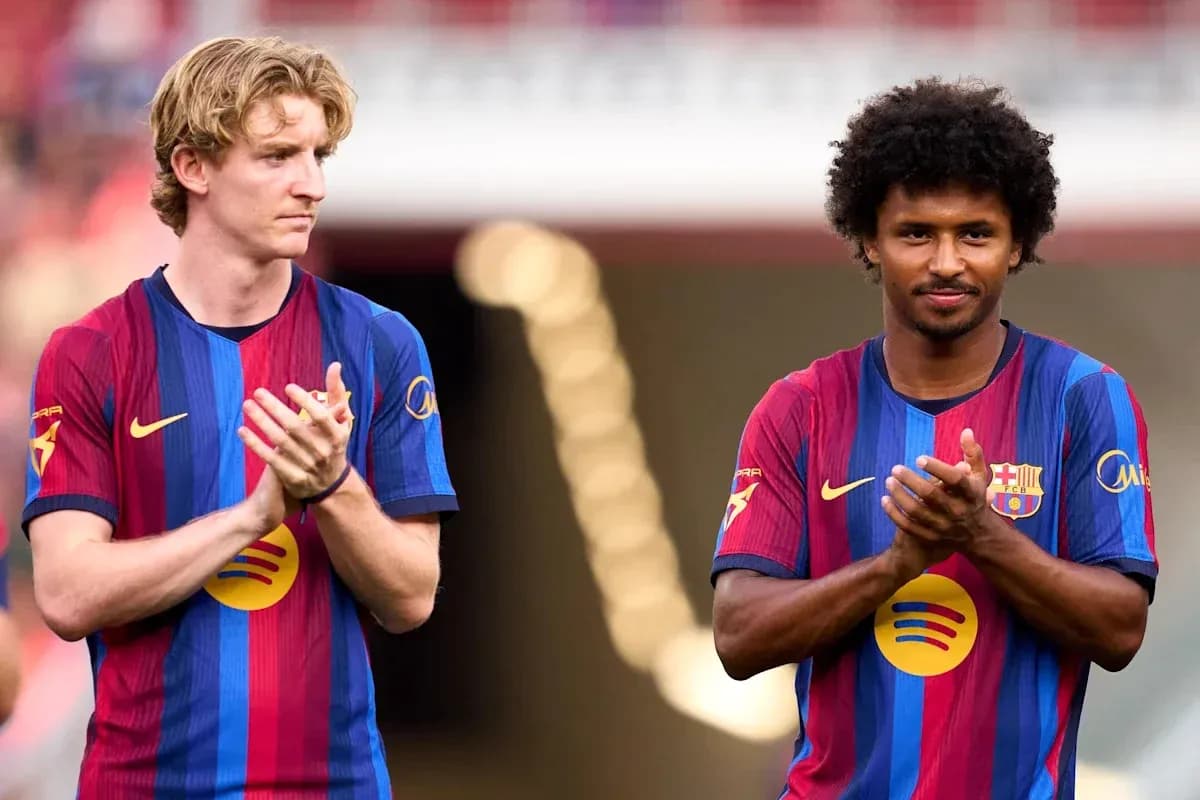 Jugadores del FC Barcelona aplaudiendo en el campo Jugadores del FC Barcelona aplaudiendo en el campo