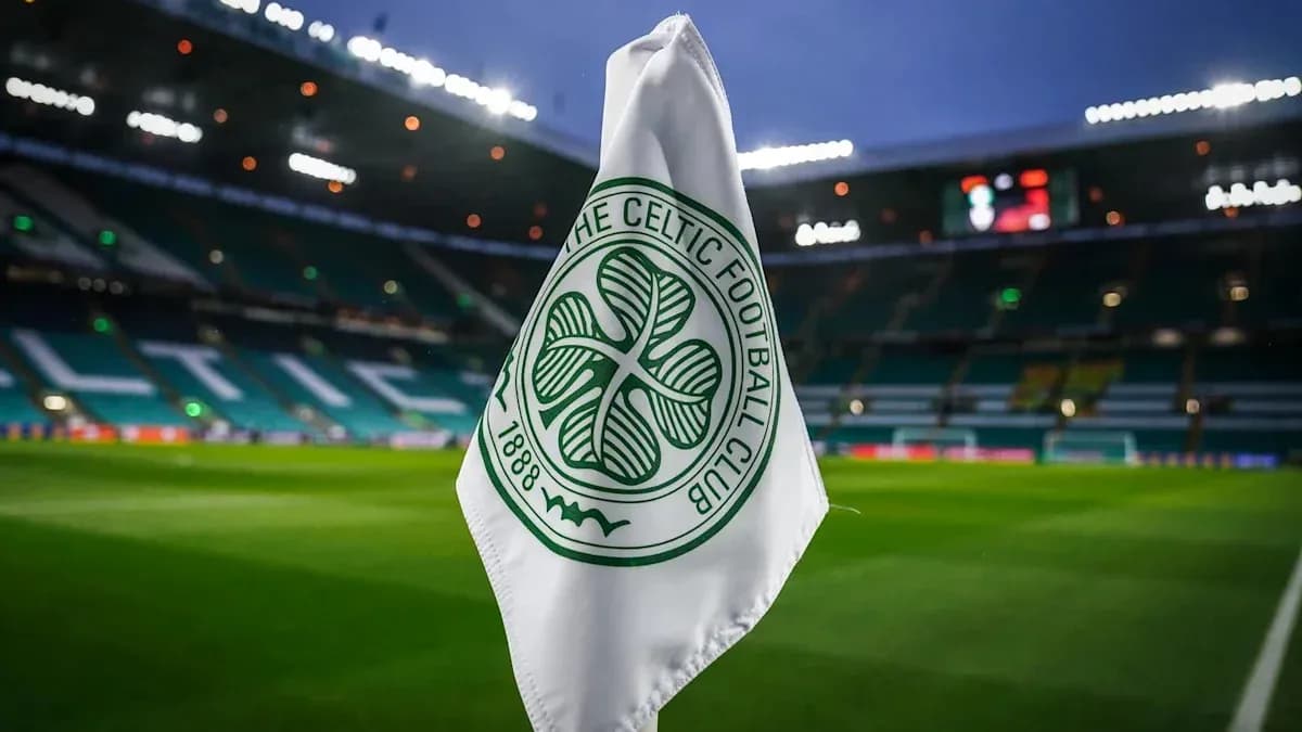 Bandera de Celtic Football Club en el estadio Bandera de Celtic Football Club en el estadio