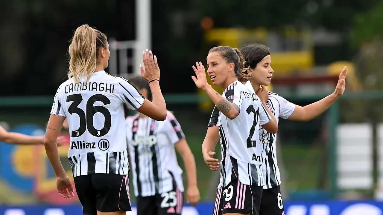 Jugadoras de Juventus celebrando un gol Jugadoras de Juventus celebrando un gol