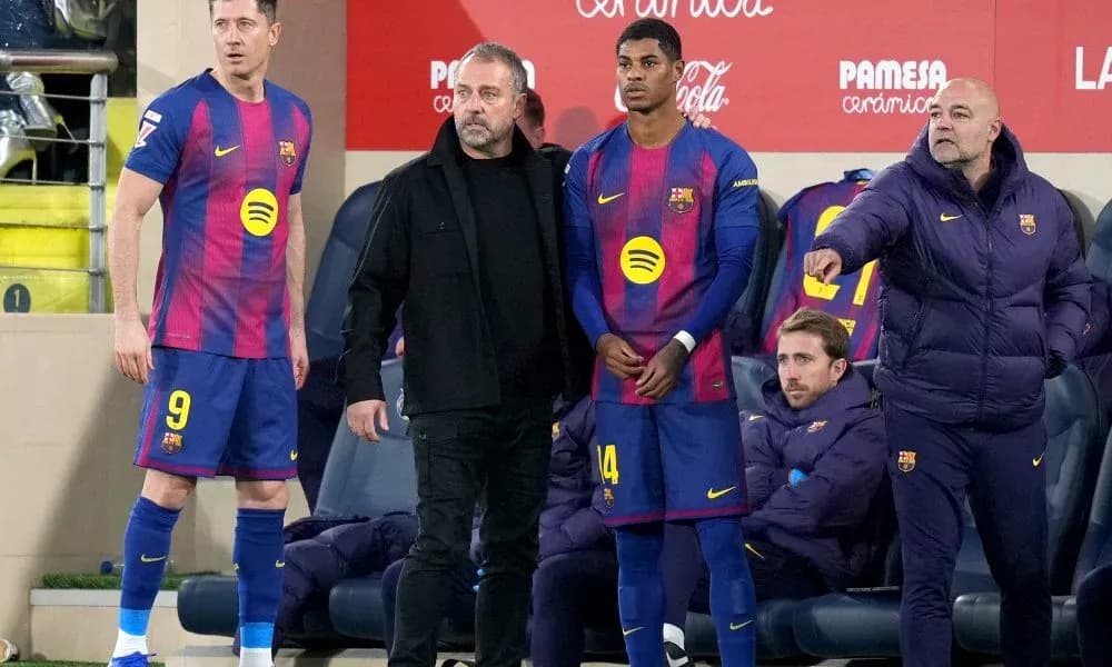 Jugadores y cuerpo técnico de Barça en el banquillo Jugadores y cuerpo técnico de Barça en el banquillo