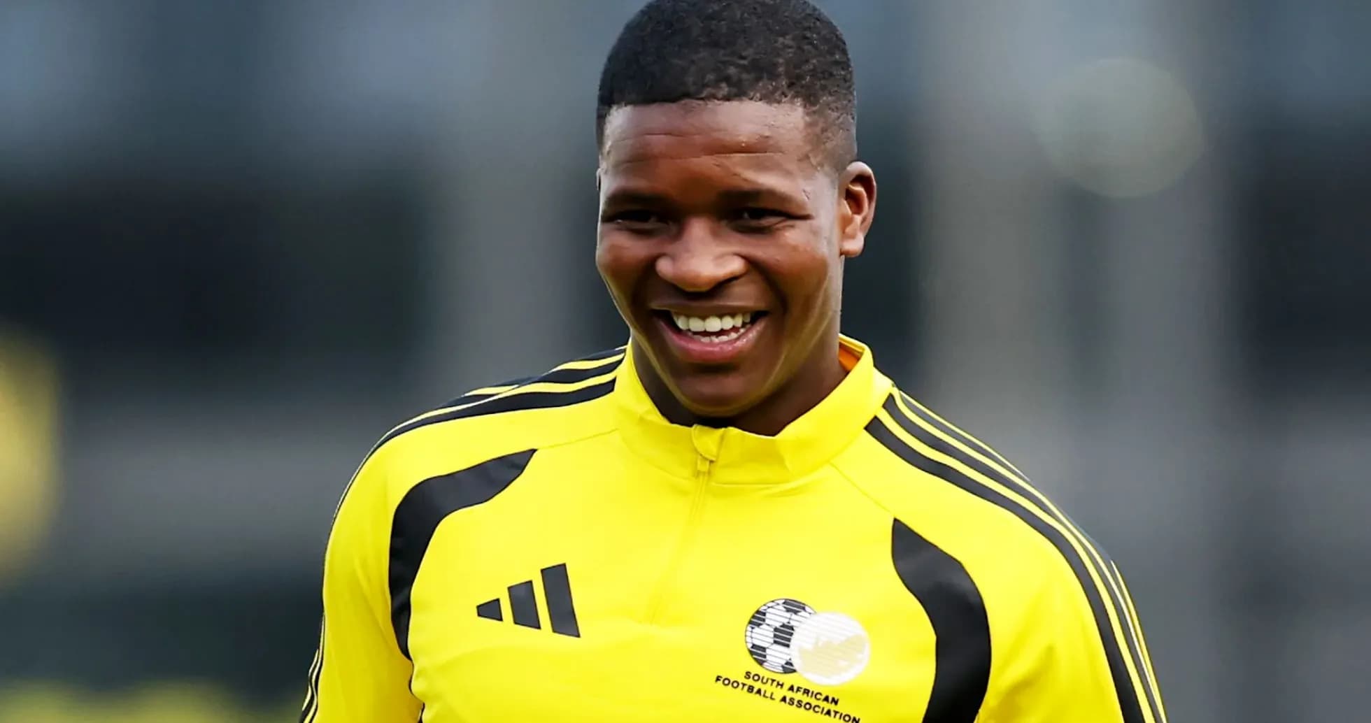 Jugador sonriente en entrenamiento con uniforme amarillo Jugador sonriente en entrenamiento con uniforme amarillo