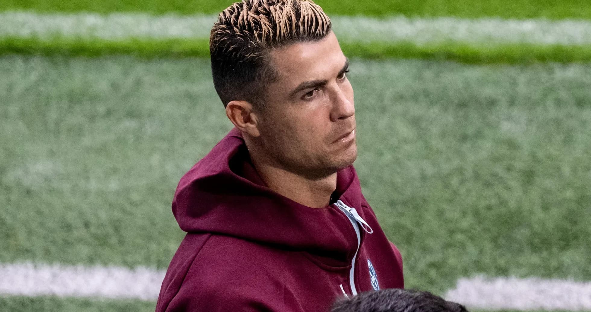 Jugador en el campo con sudadera antes del partido Jugador en el campo con sudadera antes del partido