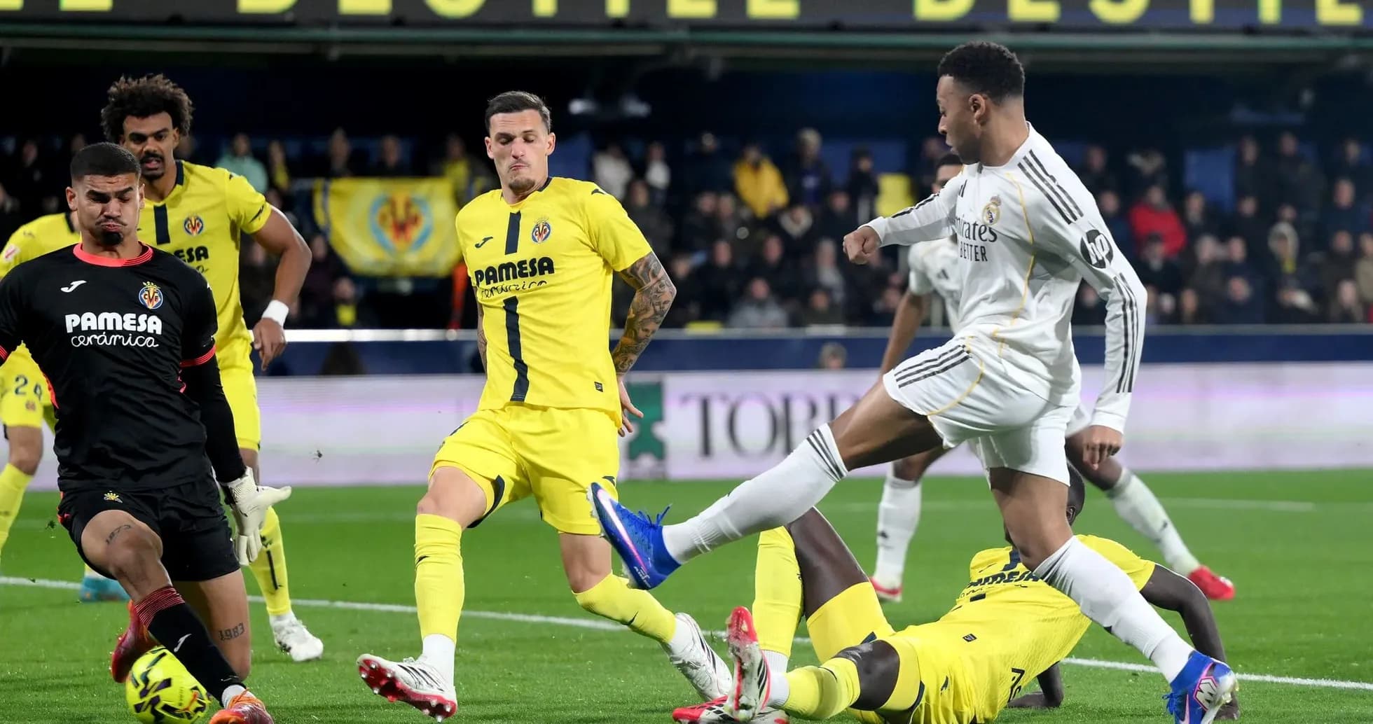 Jugador de Real Madrid disparando ante Villarreal Jugador de Real Madrid disparando ante Villarreal