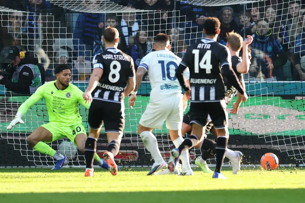 Lautaro Martínez rematando a puerta durante el partido Lautaro Martínez rematando a puerta durante el partido