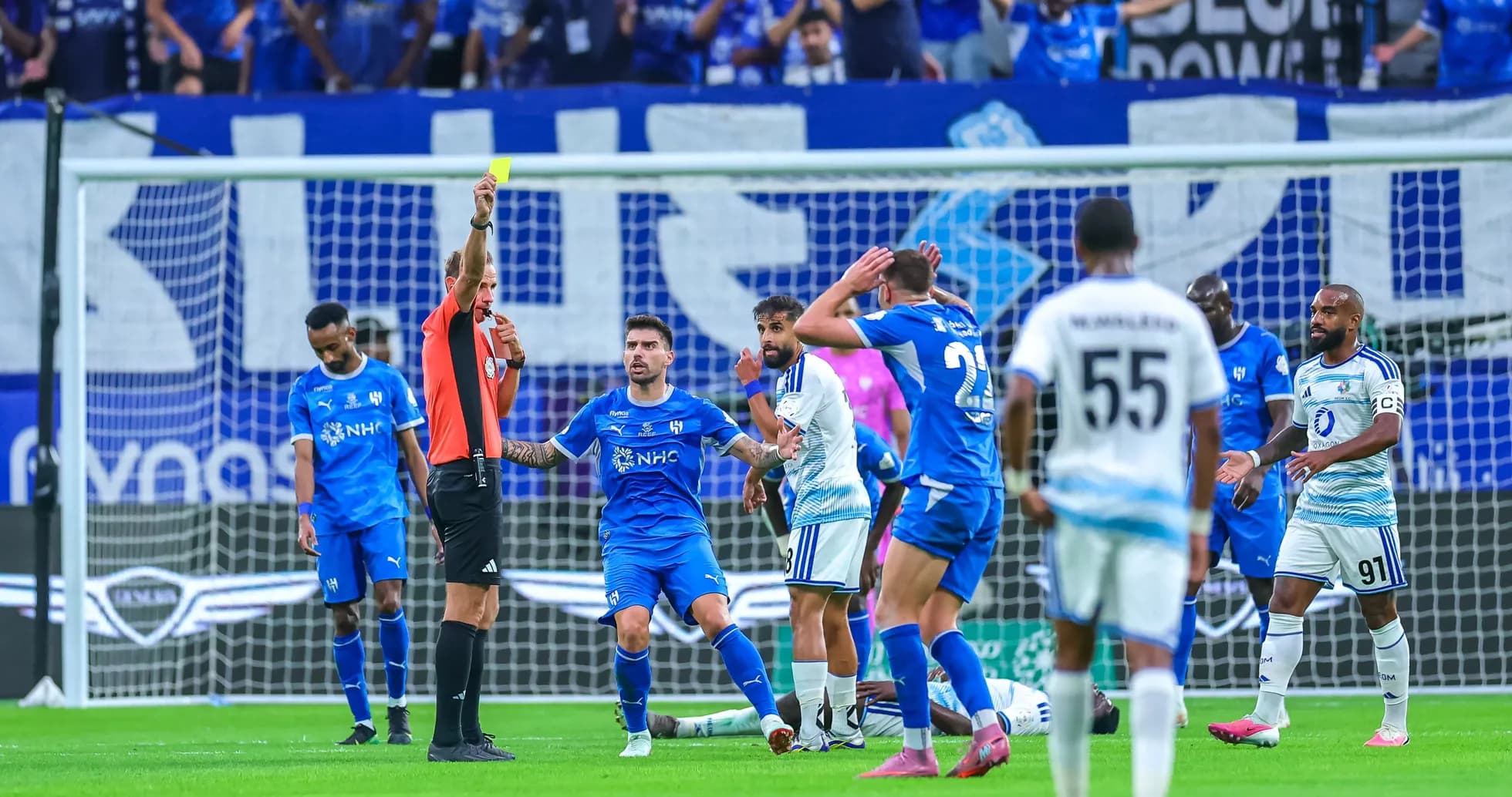 Árbitro muestra tarjeta amarilla durante el partido Árbitro muestra tarjeta amarilla durante el partido