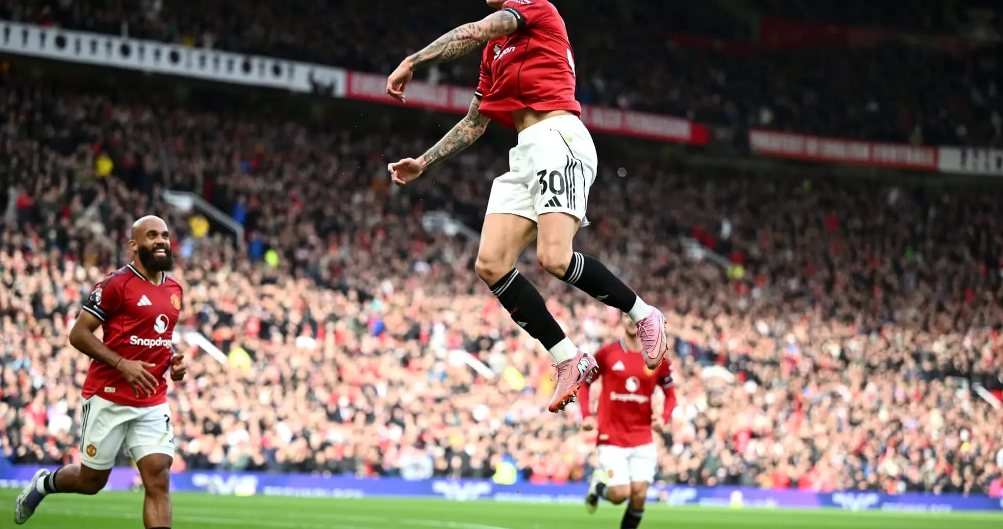 Jugador de Manchester United celebra un gol Jugador de Manchester United celebra un gol