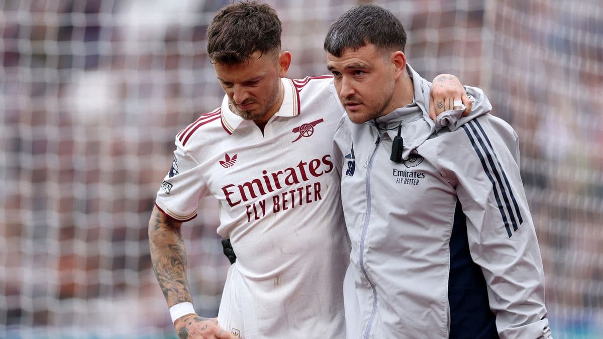 Jugador de Arsenal siendo ayudado por el personal médico Jugador de Arsenal siendo ayudado por el personal médico