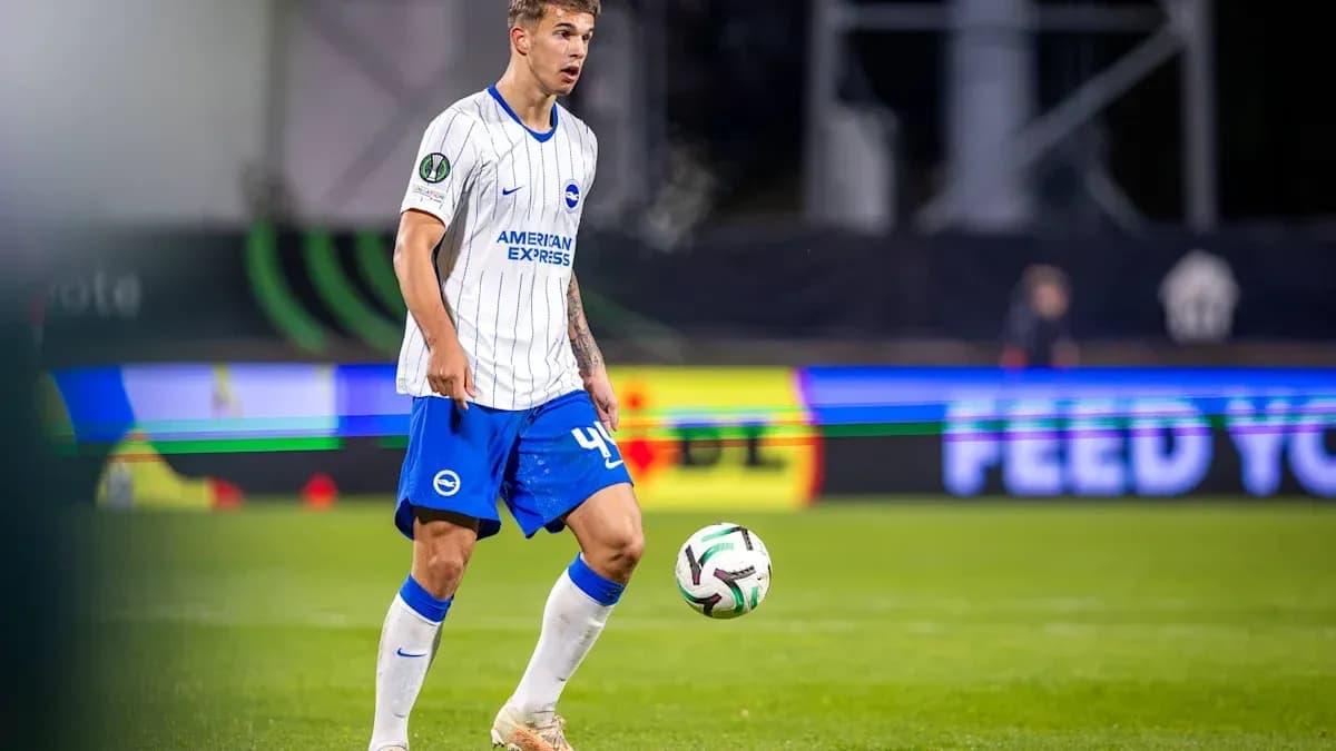 Jugador de Brighton controlando el balón en el campo Jugador de Brighton controlando el balón en el campo