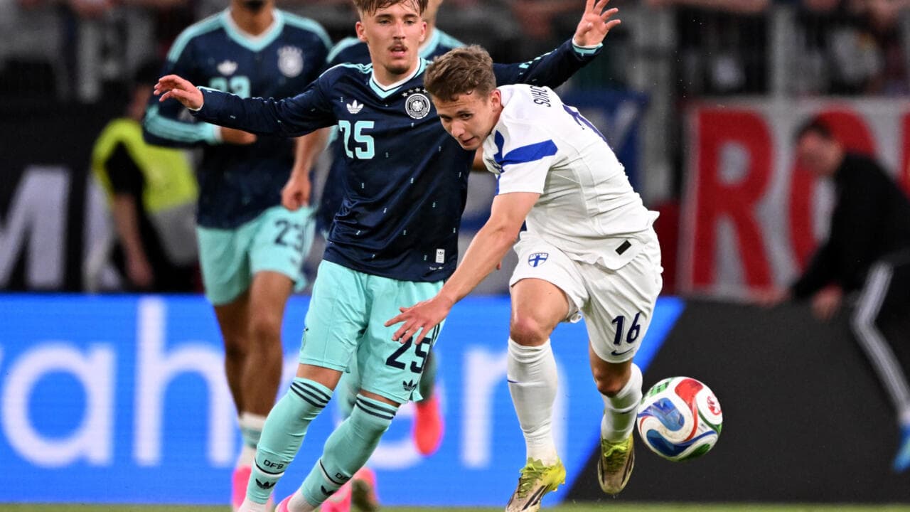 Jugador de Finlandia luchando por el balón contra Alemania Jugador de Finlandia luchando por el balón contra Alemania