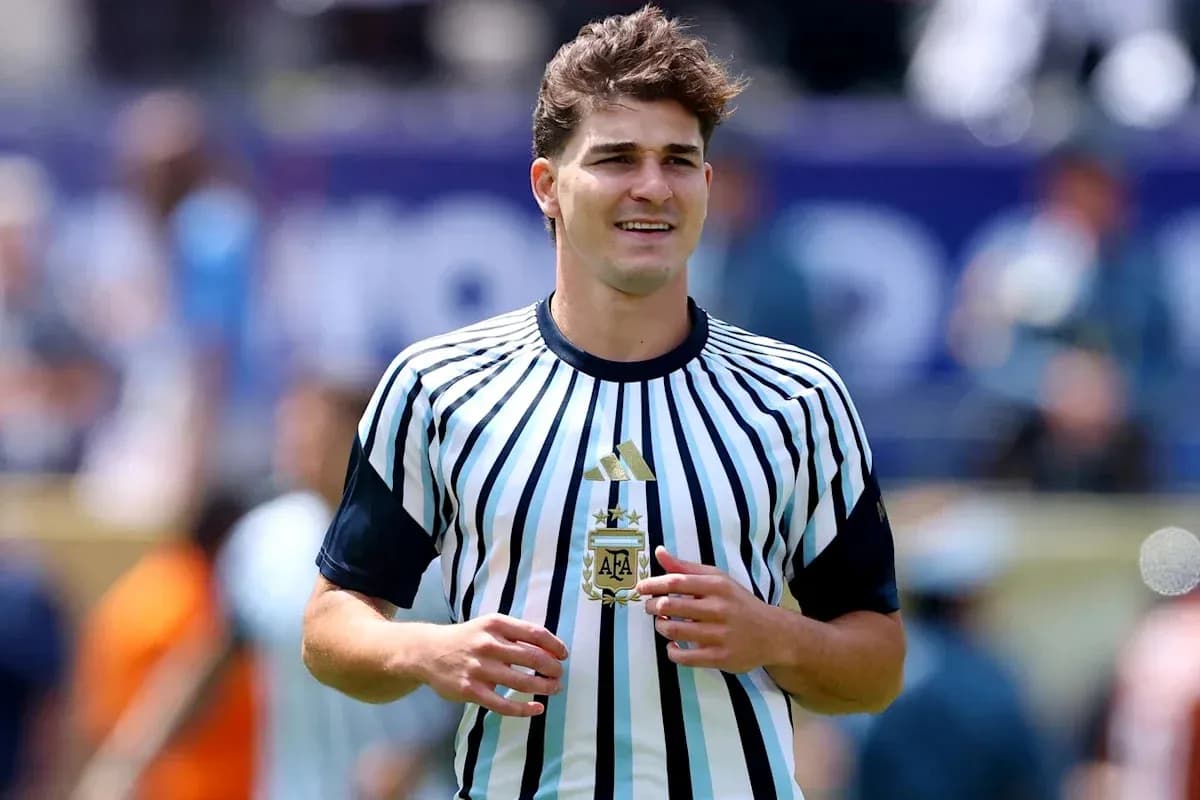 Árbitro con camiseta rayada en el campo de juego Árbitro con camiseta rayada en el campo de juego