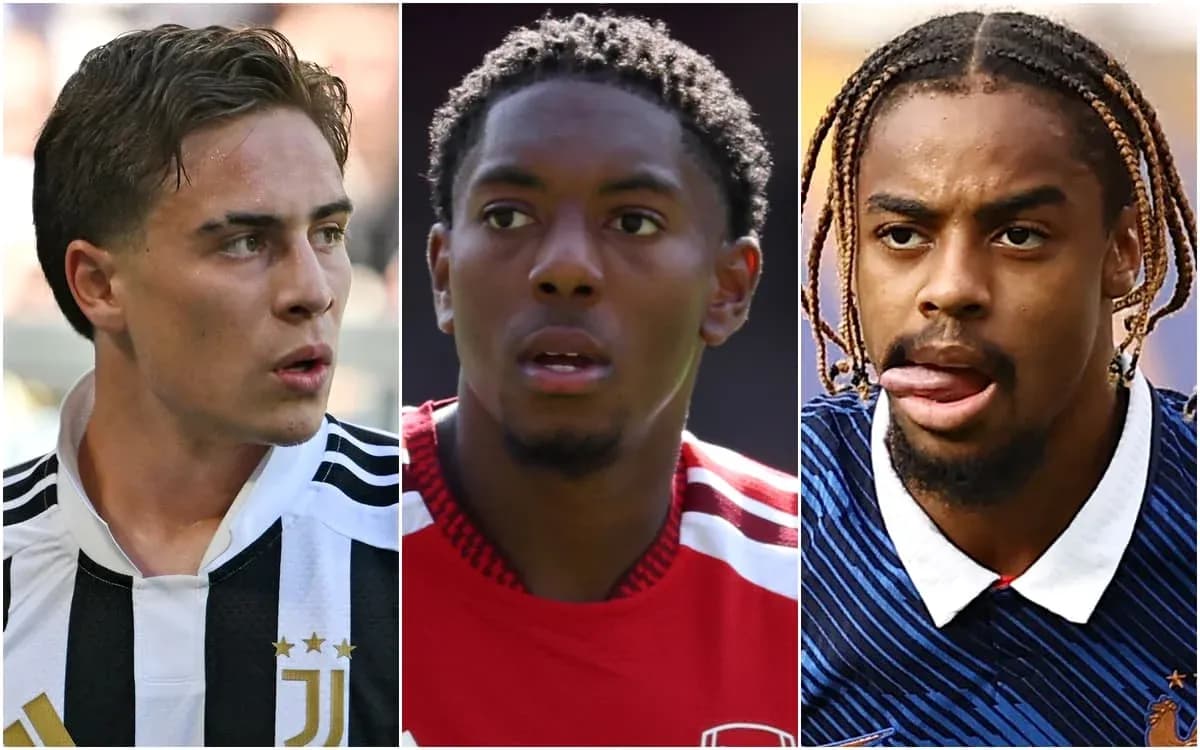 Tres futbolistas en diferentes camisetas de clubes Tres futbolistas en diferentes camisetas de clubes