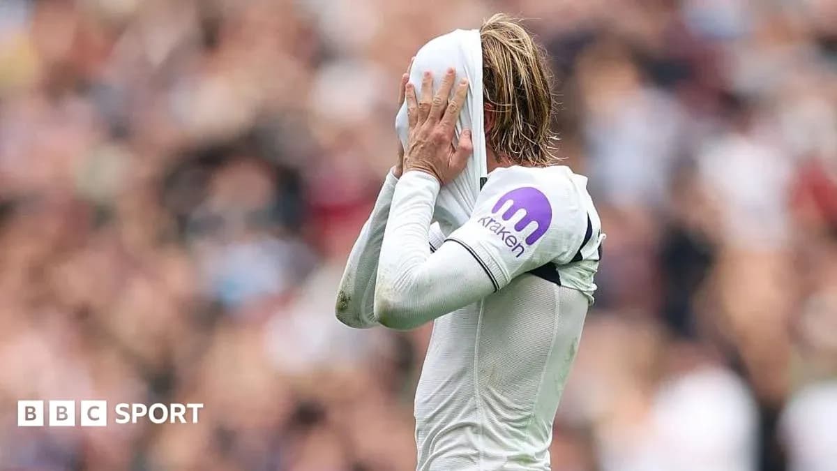 Jugador cubriendo su rostro con la camiseta durante el partido Jugador cubriendo su rostro con la camiseta durante el partido