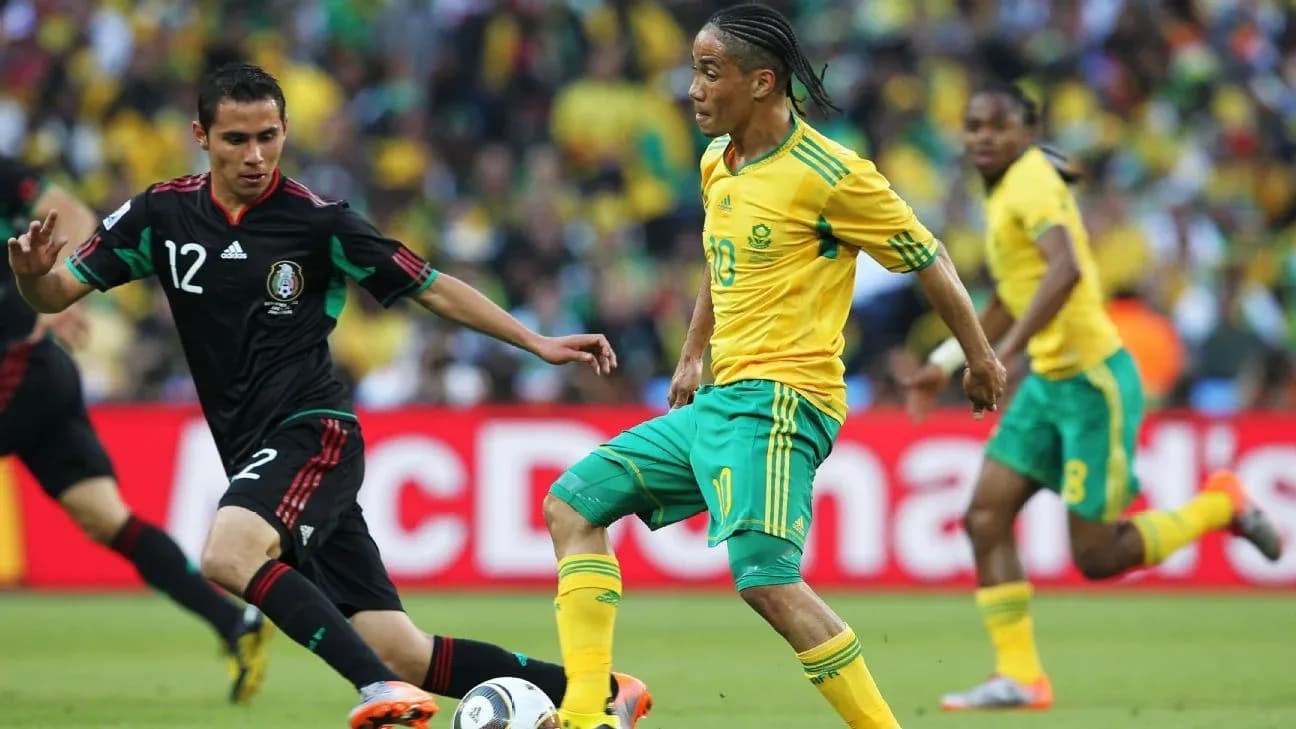 Jugador de Sudáfrica driblando a defensa de México Jugador de Sudáfrica driblando a defensa de México