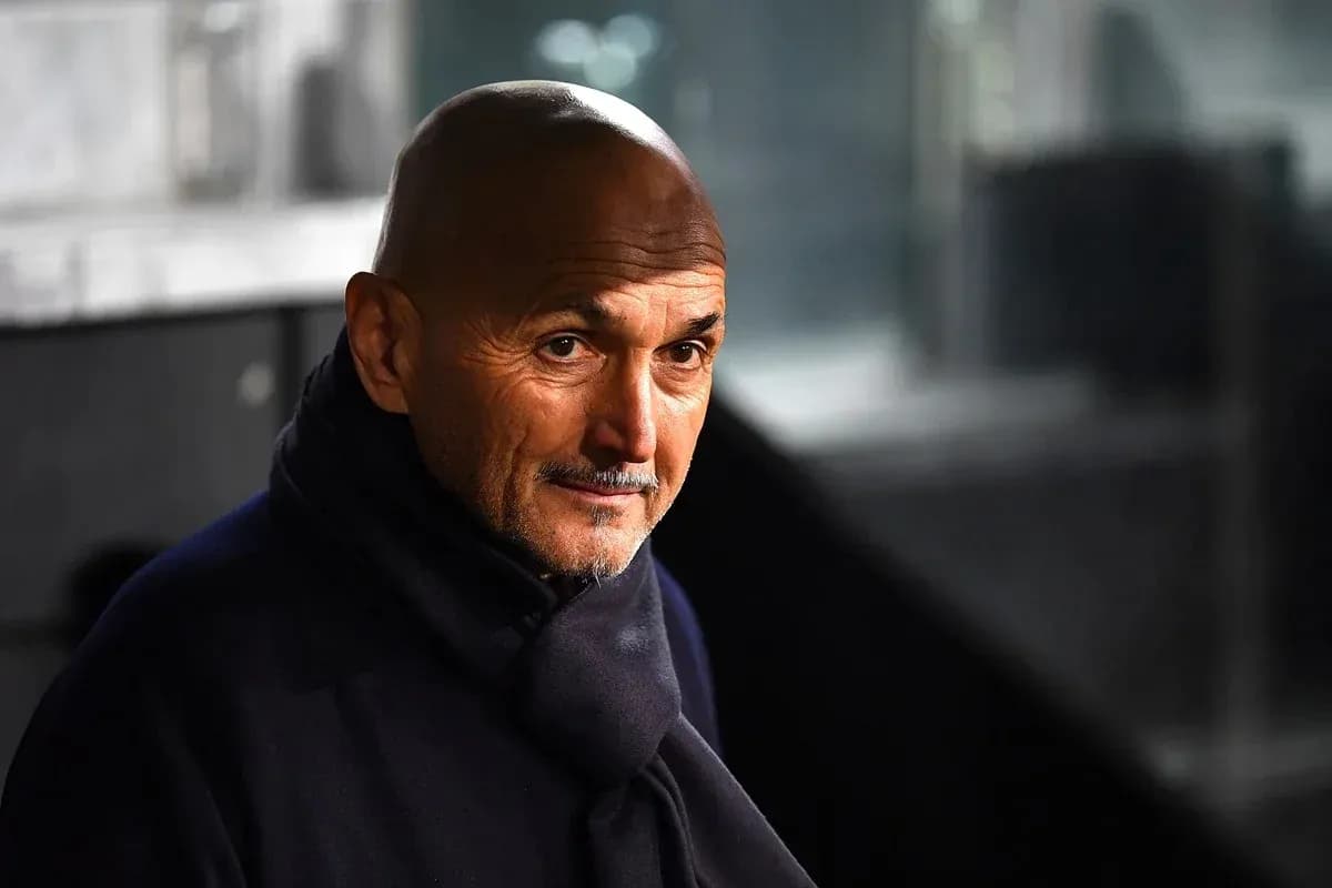 Entrenador en el banquillo durante el partido Entrenador en el banquillo durante el partido