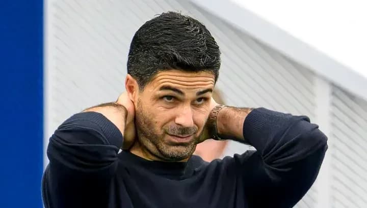 Entrenador ajustándose el cuello durante entrenamiento Entrenador ajustándose el cuello durante entrenamiento