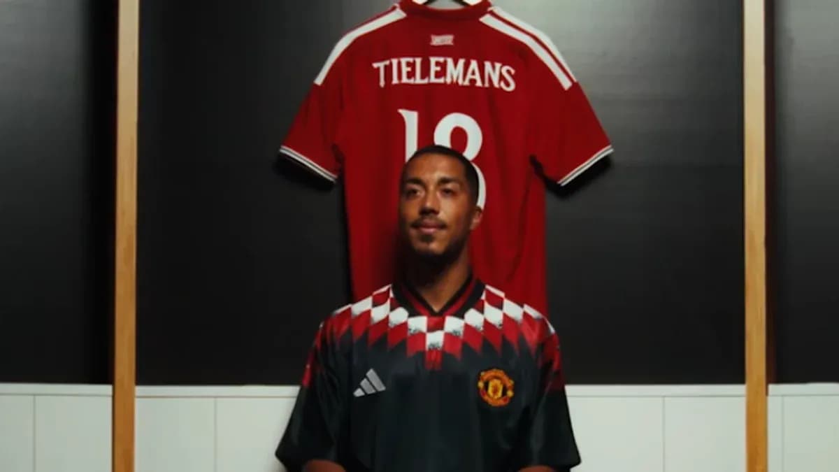 Jugador con camiseta de Manchester United frente a camiseta roja Jugador con camiseta de Manchester United frente a camiseta roja