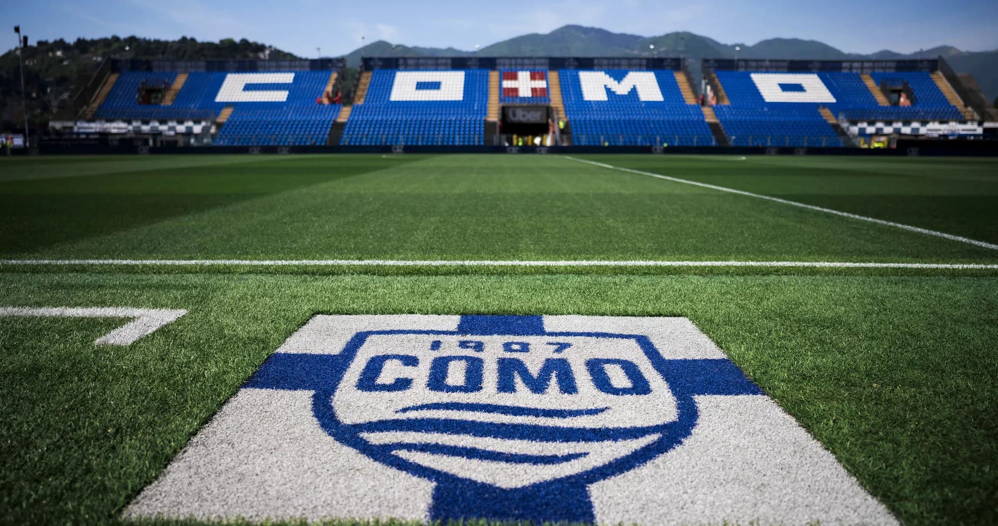 Campo de fútbol del club Como con logo visible Campo de fútbol del club Como con logo visible