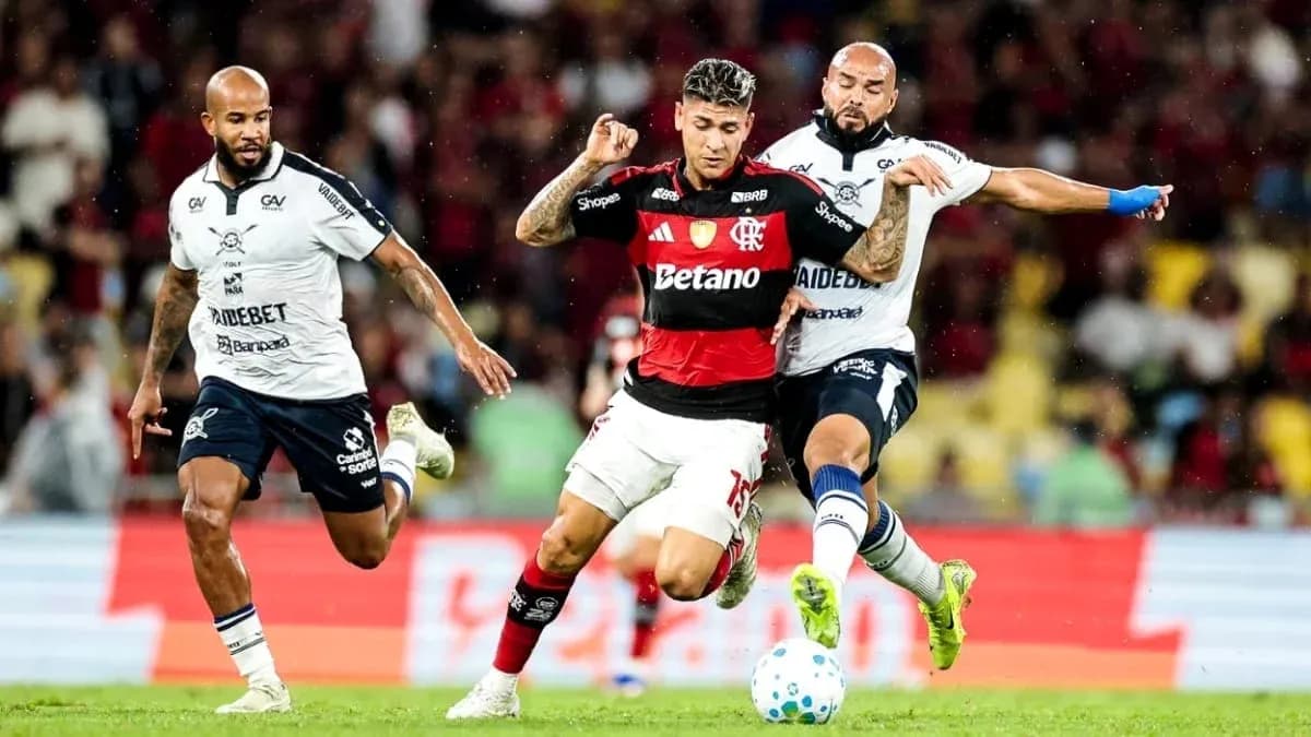 Jugadores de Flamengo y Remo en acción Jugadores de Flamengo y Remo en acción