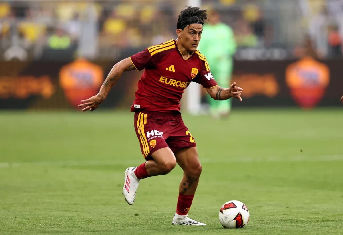 Jugador de AS Roma corriendo con el balón Jugador de AS Roma corriendo con el balón