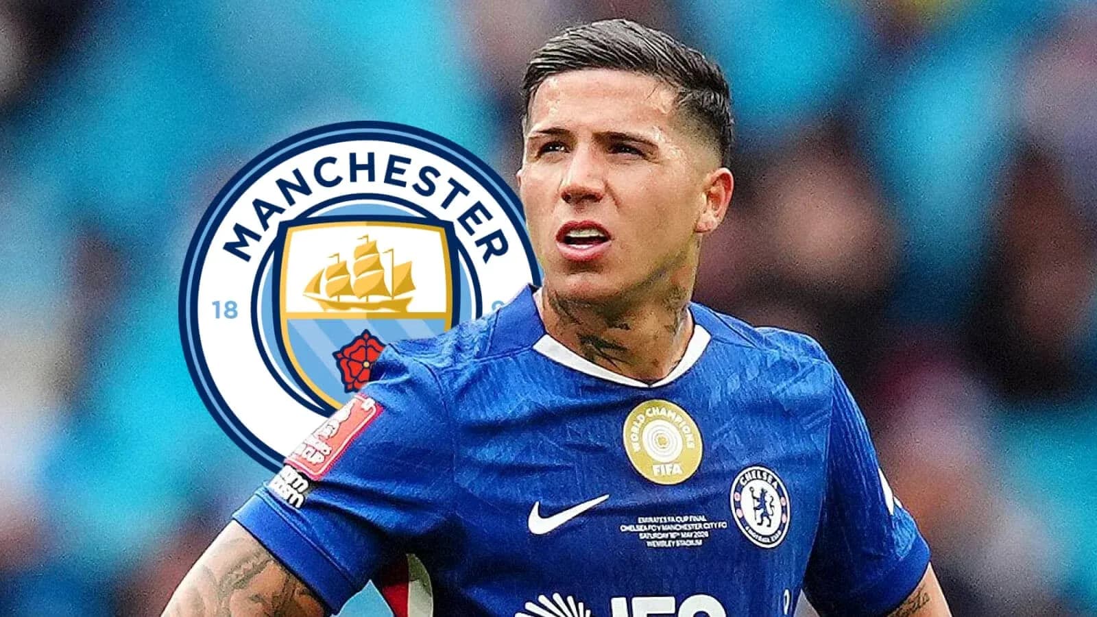 Jugador de Chelsea en acción con logo de Manchester City Jugador de Chelsea en acción con logo de Manchester City