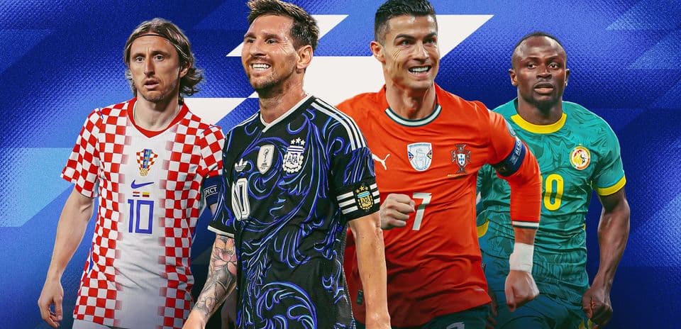 Cuatro futbolistas destacados en fondo azul Cuatro futbolistas destacados en fondo azul
