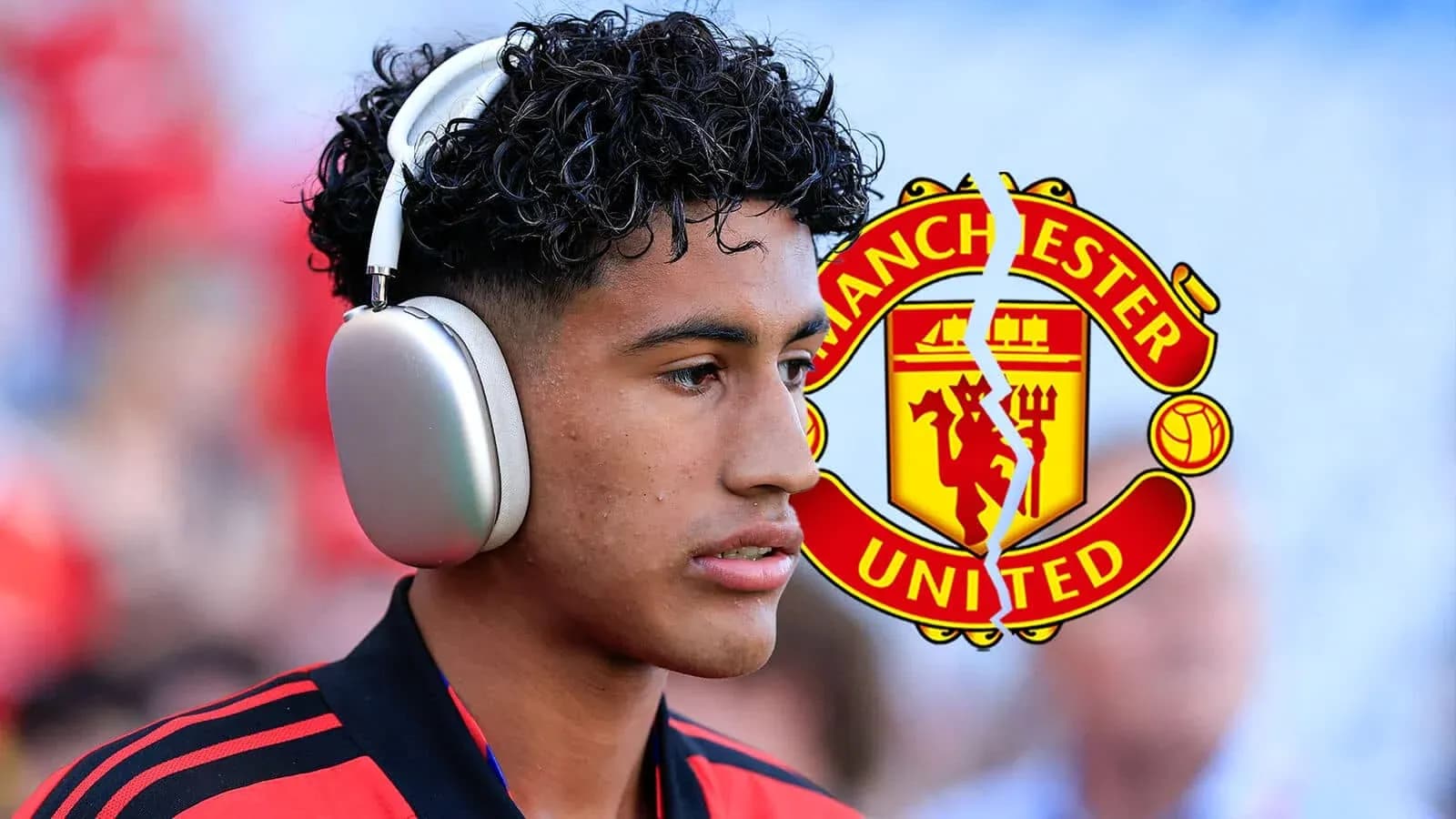 Jugador de Manchester United con auriculares antes del partido Jugador de Manchester United con auriculares antes del partido
