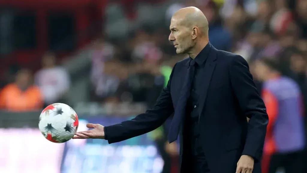 Entrenador lanzando balón durante un partido Entrenador lanzando balón durante un partido